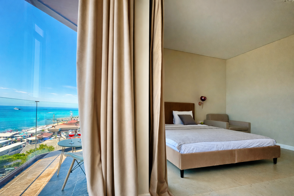 Апартаменты с балконом и видом на море OkoloMorya