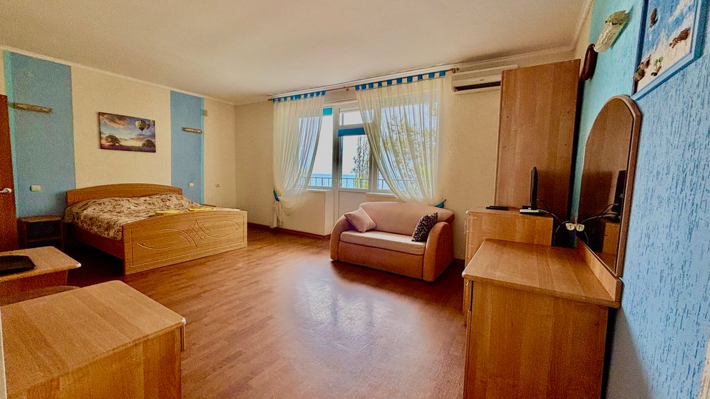 Трёхместный номер стандарт с видом на море